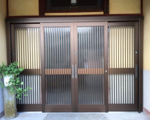 木製の玄関を明るく立派な玄関に　施錠の不便さを解消