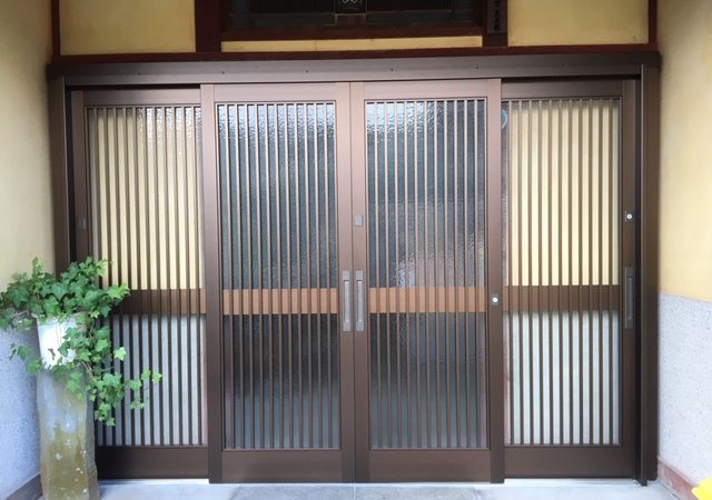 木製の玄関を明るく立派な玄関に　施錠の不便さを解消